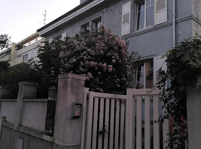 Апартаменты La De La Maison Bleue